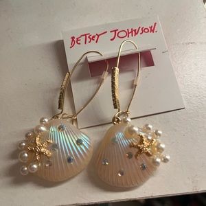 NWT betsey Johnson seashell earrings